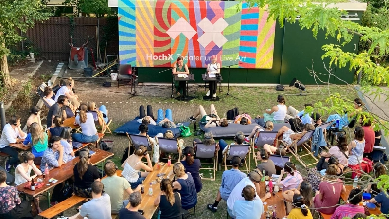 Bei der Sommerlesung wird im Innenhof des Theaters HochX gelesen. (Foto: Theater HochX)