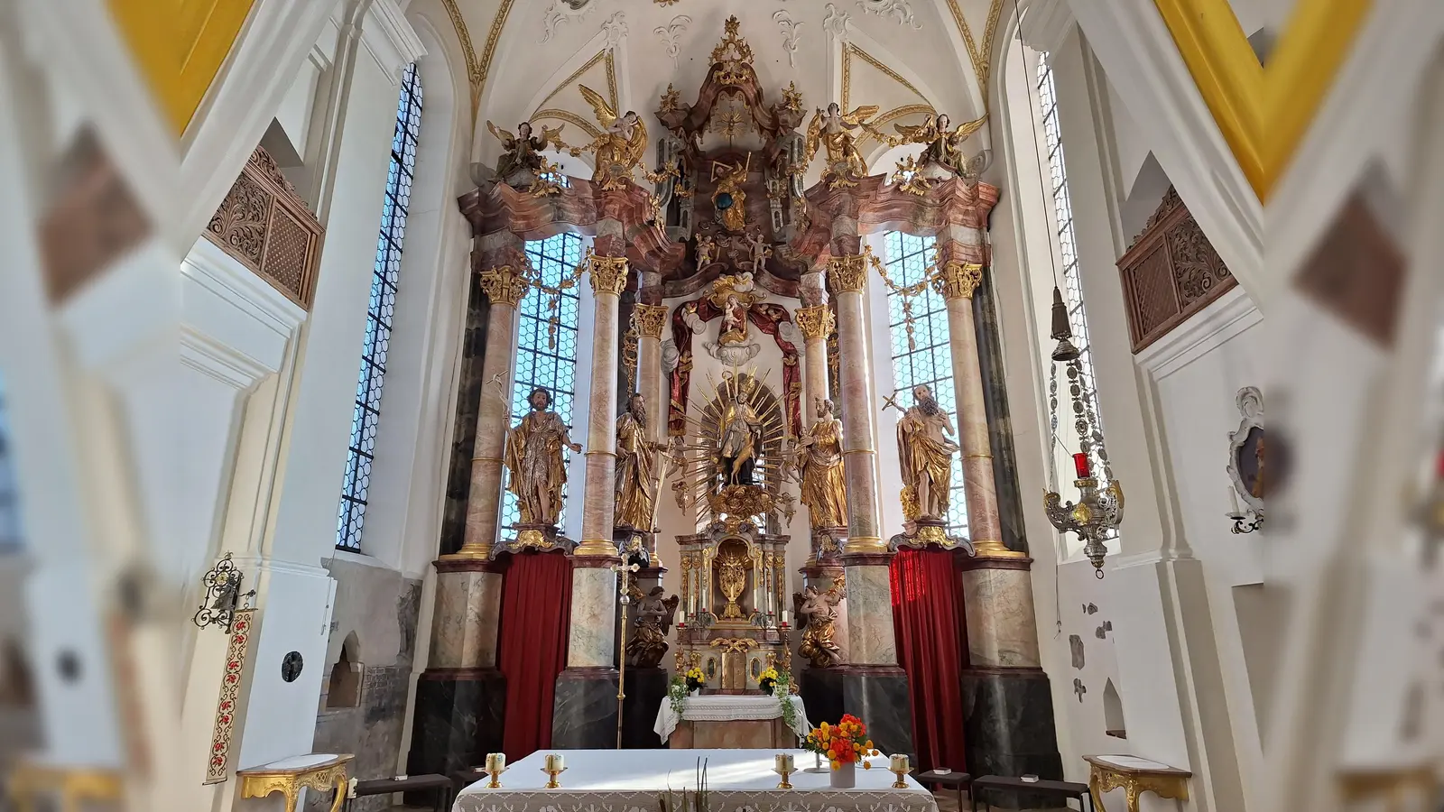 Den Altarraum der Grafinger Pfarrkirche kann man bei einer Führung am 7. Februar kennenlernen. (Foto: Archiv der Stadt Grafing)
