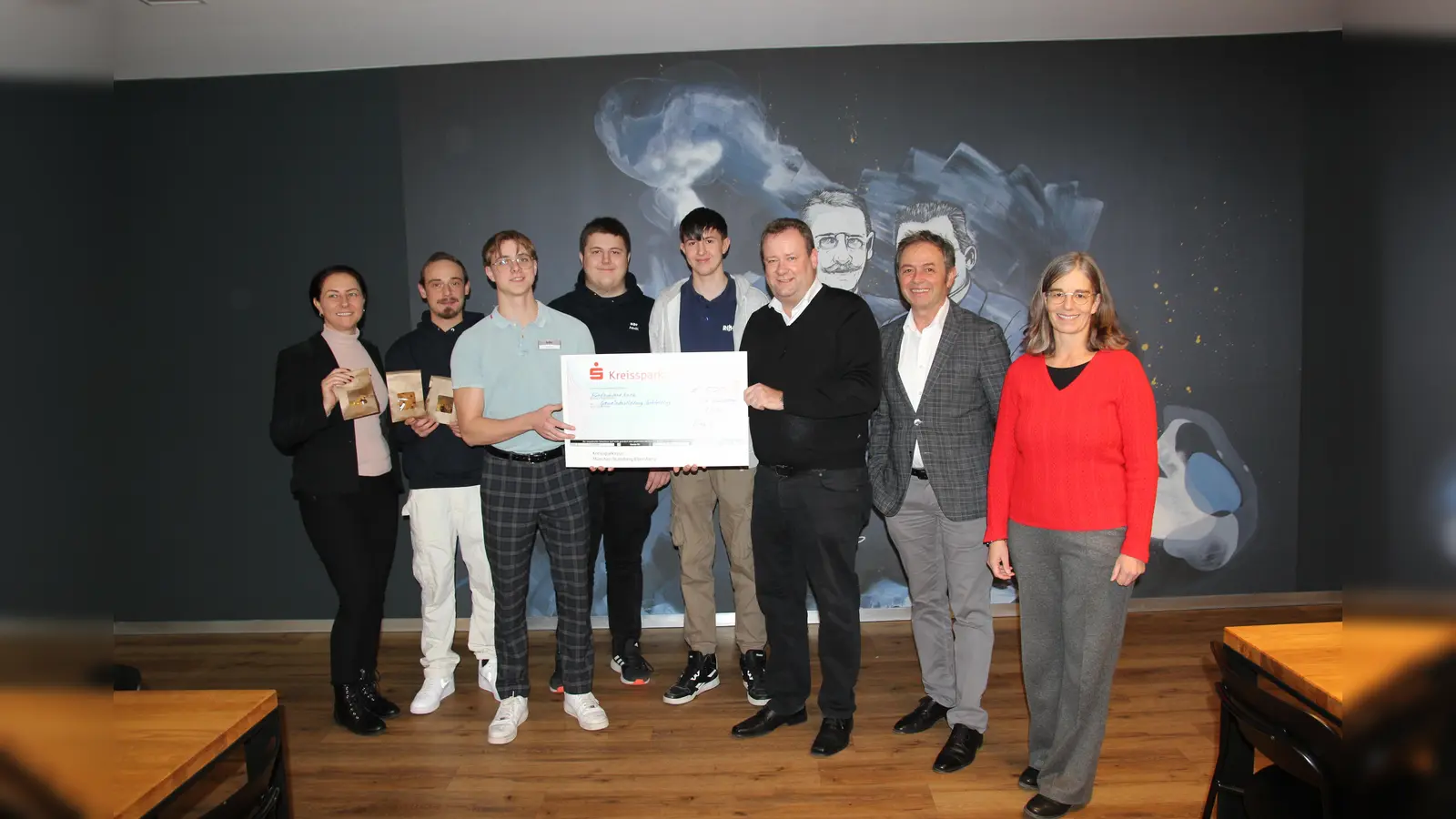 „Wir unterstützen das soziale Engagement unserer Azubis sehr“, meinte RobertTremmel (2.v.r.). Zur Scheckübergabe kamen (von links) Ausbilderin Simula Todorovic, Mark Dimper, Lukas Bacci, Dejan Masgai, Alexander Gieselmann, Bürgermeister Peter Köstler und Sabine Strack von der Gemeindeverwaltung.  (Foto: Ulrike Seiffert)