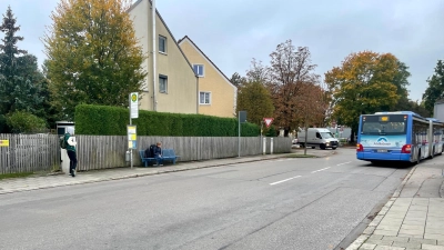 Ein Zebrastreifen in der Manzostraße auf Höhe der Bushaltestelle Krautheimstraße wurde in der Bürgerversammlung 2023 mehrheitlich von den anwesenden Bürgerinnen und Bürgern befürwortet. Er bleibt aber bis auf Weiteres ein Wunsch. (Foto: bb)