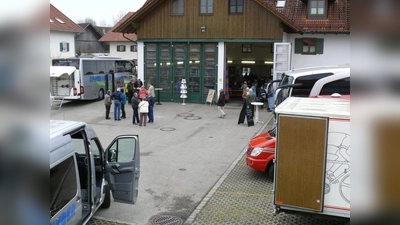 Zum „Tag der offenen Tür“ hatte der Eberfinger Busunternehmer Toni Oppenrieder eingeladen. (Foto: Blabl)
