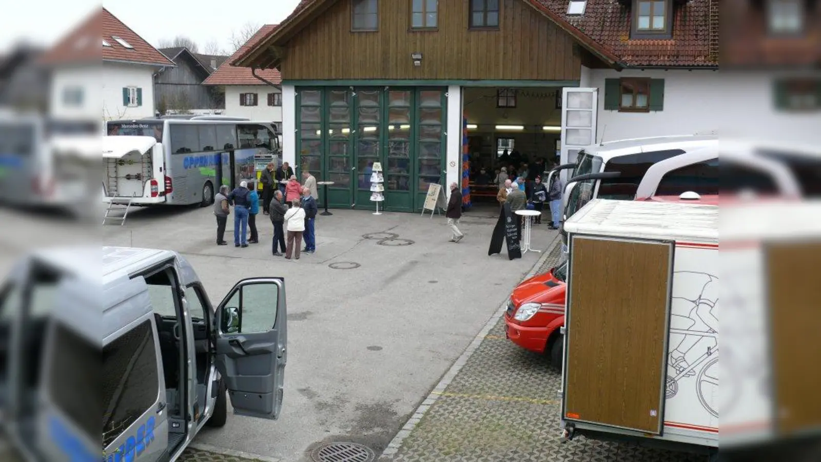 Zum „Tag der offenen Tür“ hatte der Eberfinger Busunternehmer Toni Oppenrieder eingeladen. (Foto: Blabl)