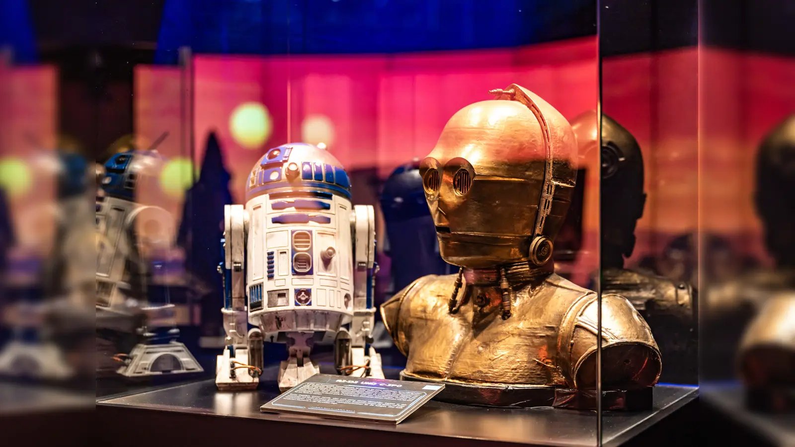 Büste des Protokolldroiden C-3PO in Gold mit seinem Weggefährten R2-D2.  (Foto: EMS)