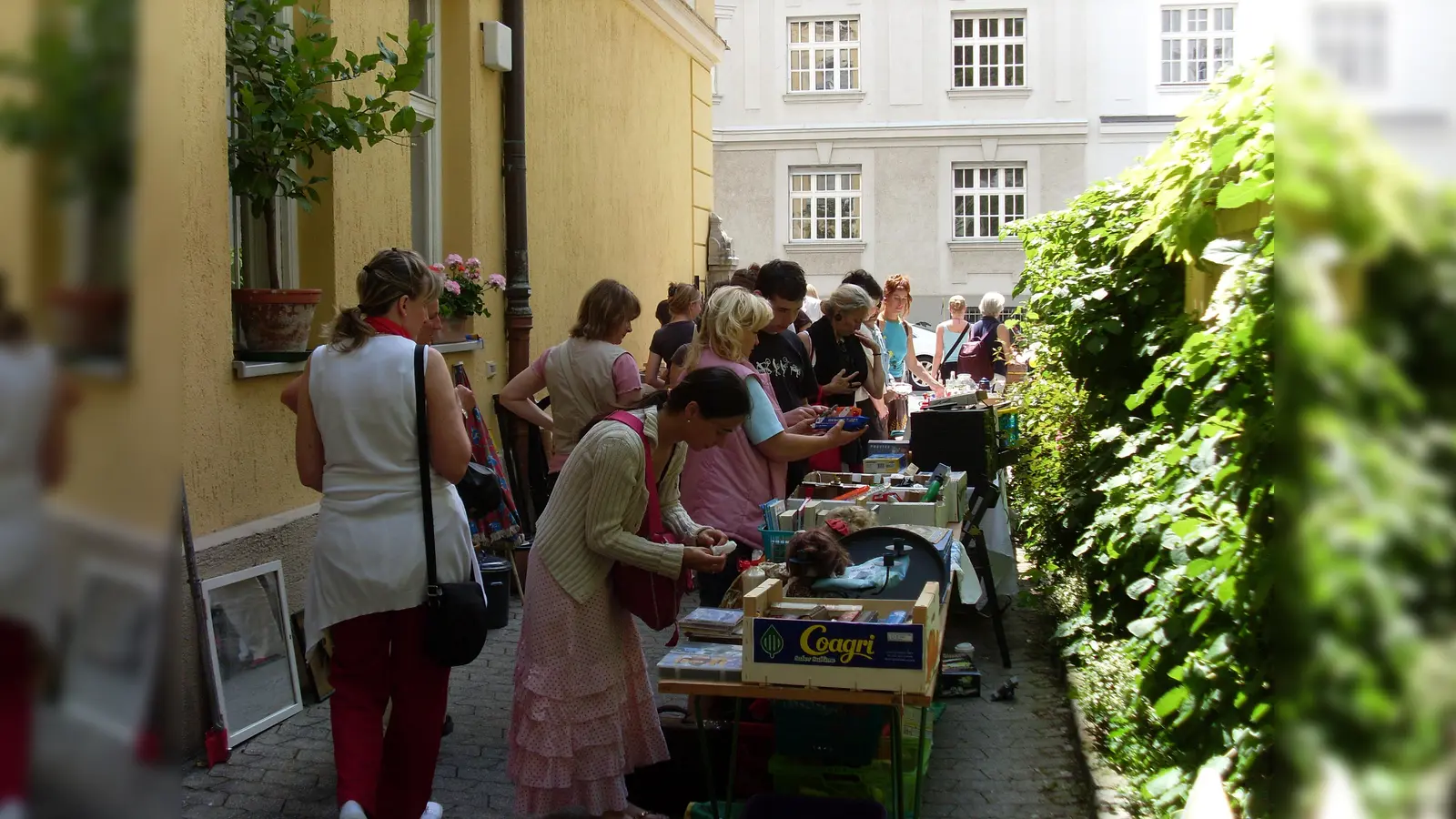 Beliebt und gut besucht: Am 11. Mai 2019 finden die Der Hofflohmarkt in Berg am Laim lädt am 15. Juni zum Bummeln und Feilschen ein. (Foto: privat)