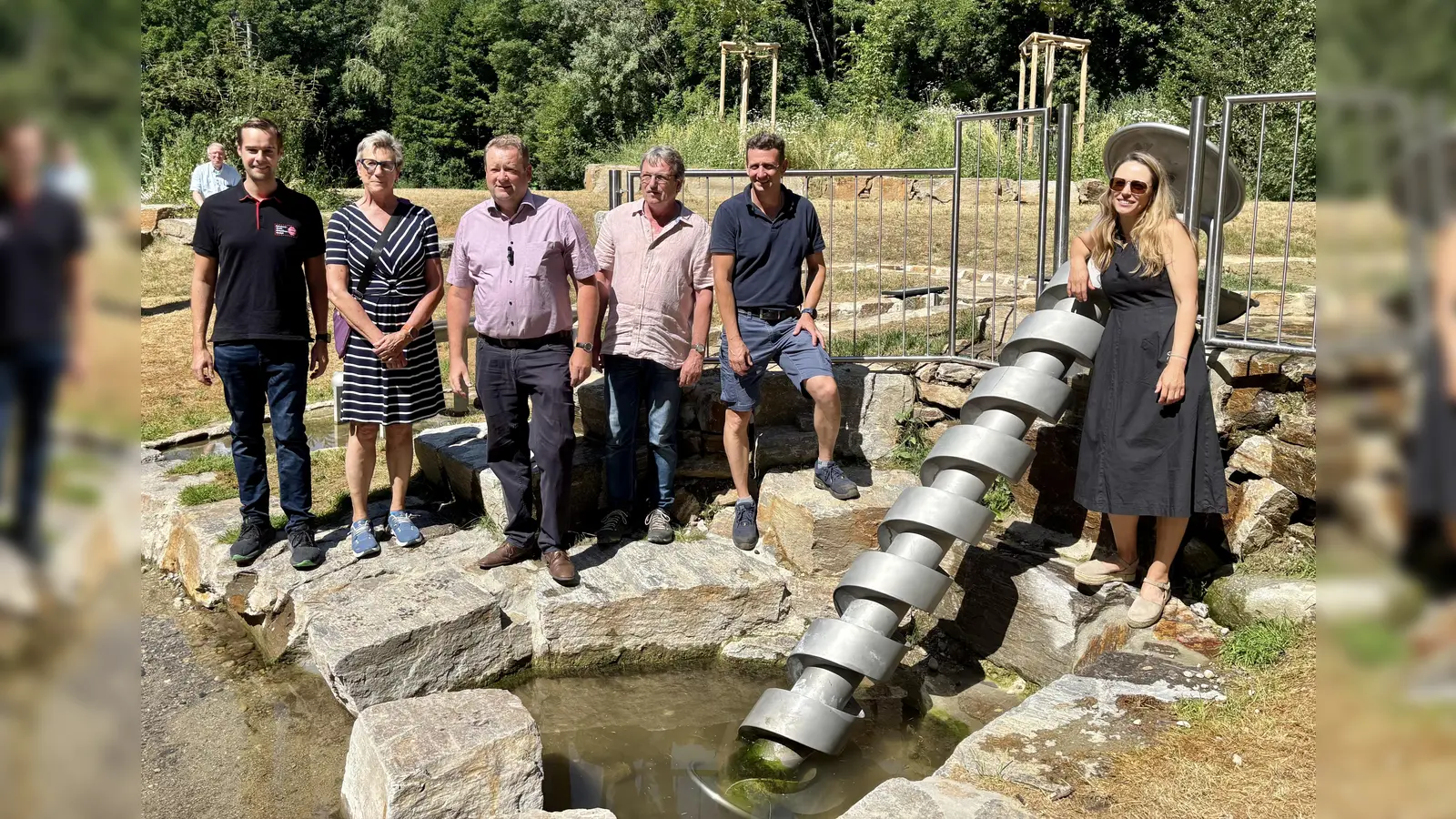 Eröffnung des Wasserspielplatzes an der Würm mit (v.l.) Andreas Reinhold (Reinhold Stahl – Metallbau GmbH), Sabine Vilano (Bauamt), Bürgermeister Peter Köstler, Peter Mitschke (Garten- und Landschaftsbauer), Christian Geier (Betriebshofleiter) sowie Oksana Paramud (Umweltreferentin ). (Foto: Ulrike Seiffert)