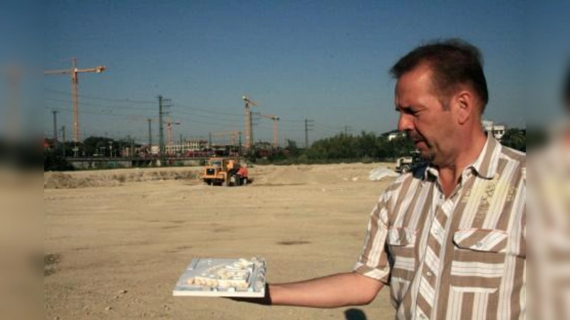 Heinz-H. Mehring präsentiert das Modell der künftigen Anlage. „Unsere städtebauliche Idee zielt auch darauf ab, das angrenzende Villenviertel vor Bahn- und Straßenlärm abzuschotten.“ (Foto: US)