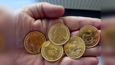 Es wurden Schmuckgegenstände und Goldmünzen im Wert vom mehreren Zehntausend Euro entwendet. (Symbolbild: Jan Kowalski/pixelio.de)