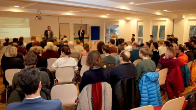 Die Organisatoren des 3. Freisinger Notfallsymposiums Martin Kawald, Chefarzt der Zentralen Notaufnahme des Klinikums Freising, (l.) und der stellvertretende BRK-Kreisgeschäftsführer Hubert Böck begrüßen die zahlreichen Gäste. (Foto: Klinikum Freising)