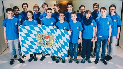 Das bayerische Team bei der Bundesrunde der Matheolympiade 2019. Die Schüler des Maria-Theresia-Gymnasiums sind Anton Heydenreich (erste Reihe, 3.v.r.) und Veran Stojanovic (zweite Reihe, 4.v.r.). (Foto: Ernesto Uhlmann, Karla Rost)