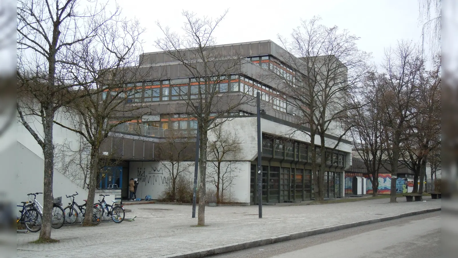 Seit 50 Jahren gibt es das Gymnasium München/Moosach - hier ein Bild vor der Generalsanierung. (Foto: privat)