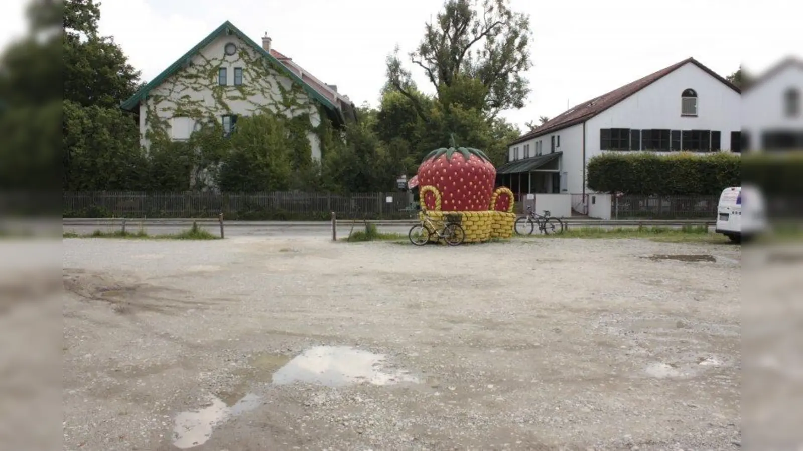 Die Brachfläche gegenüber Schule (links ) und Feuerwehr (rechts): kann hier ein „Dorfplatz” entstehen? (Foto: job)