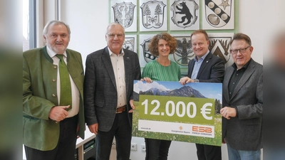 Die Bürgermeister aus Anzing, Ebersberg und Markt Schwaben, Franz Finauer, Walter Brilmayer und Georg Hohmann (von links) freuen sich über den Scheck, den Tanja Erb von ESB Energie Südbayern an Landrat Robert Niedergesäß übergibt. (Foto: Landratsamt Ebersberg)