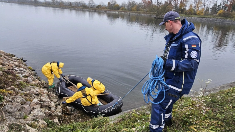Die Mehrzahl der aufgefundenen toten Tiere sind Wasservögel. Daher kommt regelmäßig auch das Schlauchboot des Ortsverbands zum Einsatz. (Foto: THW Freising)