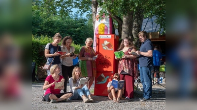 Zeit zum Lesen! Das neunköpfige Initiatoren-Team der „Bücherschrank-Gruppe“ in Possenhofen: Stehend (von links) Stephanie Moder, Anja Morandell, Cathrin Dierks (Betreiberin Steg1), Karin Gaul, Alexander Vell (Logo-Designer).Sitzend: Lilian Kura, Anja Moritz (Bemalung), Enya Herbst. Nicht im Bild: Matthias Reichert und Indi Herbst. (Foto: Indi Herbst)