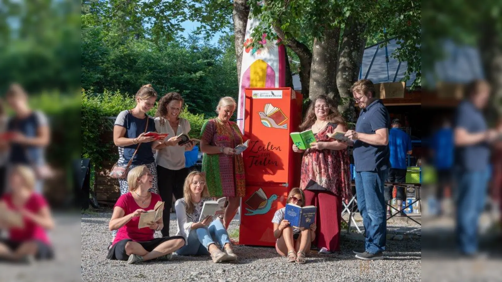 Zeit zum Lesen! Das neunköpfige Initiatoren-Team der „Bücherschrank-Gruppe“ in Possenhofen: Stehend (von links) Stephanie Moder, Anja Morandell, Cathrin Dierks (Betreiberin Steg1), Karin Gaul, Alexander Vell (Logo-Designer).Sitzend: Lilian Kura, Anja Moritz (Bemalung), Enya Herbst. Nicht im Bild: Matthias Reichert und Indi Herbst. (Foto: Indi Herbst)