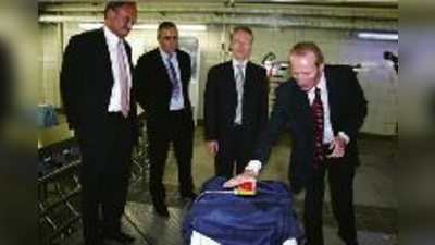 Start  (Foto: Hep Monatzeder (r.) drückt den großen roten Knopf  ohne dabei der Umwelt zu schaden, denn die UV-Anlage arbeitet ohne Nebenwirkungen.)