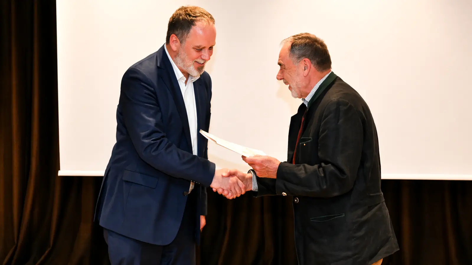 Vorstandsmitglied Bernhard Käsbauer überreicht die Ehrenurkunde an OB Eschenbacher. (Foto: Stadtmuseum Freising)