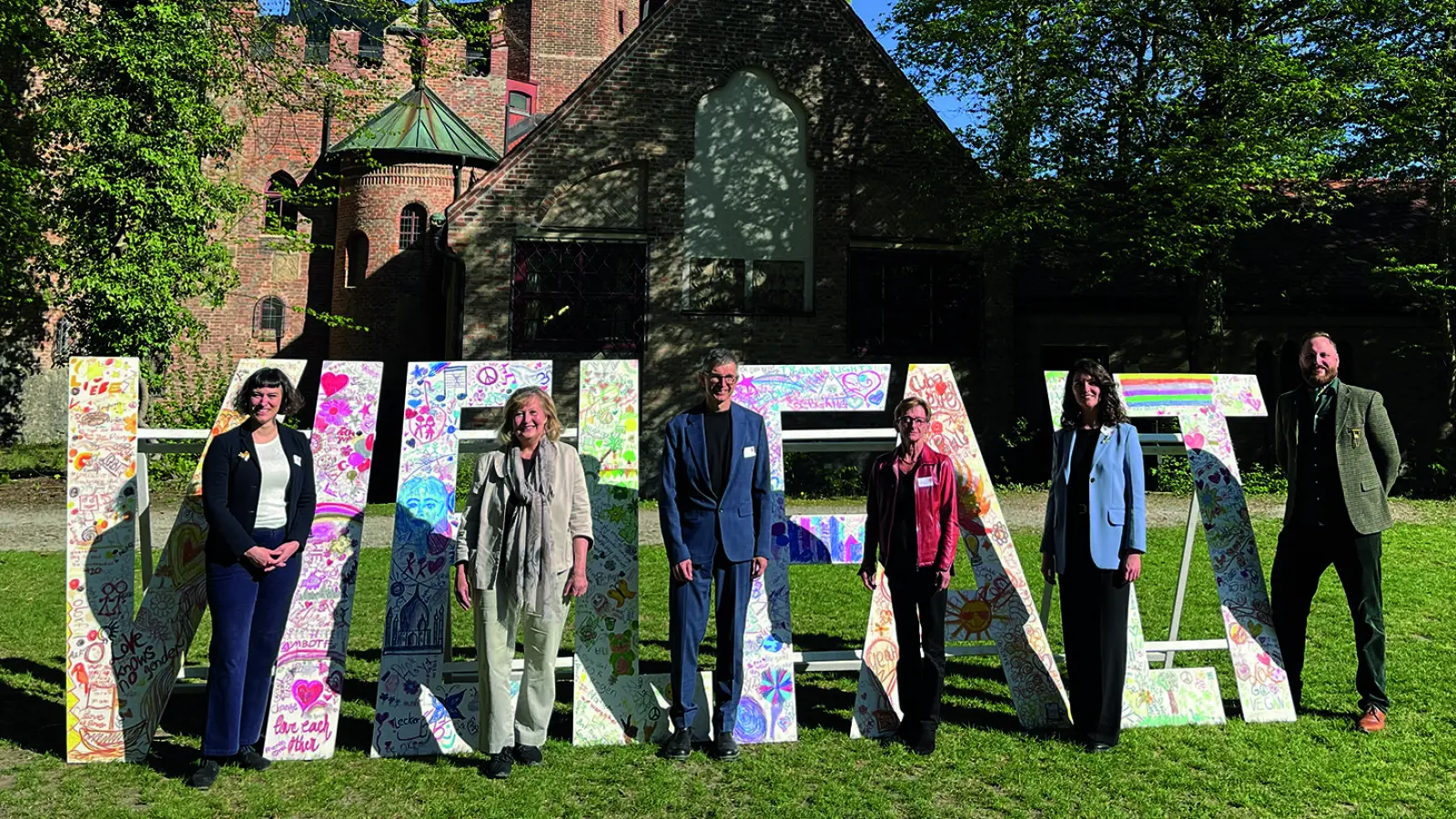 Vielfalt – dafür stehen der Kreisjugendring München-Land und das Bildungszentrum Burg Schwaneck sowie ihre Unterstützer (von links): Dr. Marina Ginal (Leitung Bildungszentrum Burg Schwaneck), Annette Ganssmüller-Maluche (stellvertretende Landrätin), Marcus Fink (Geschäftsführer KJR), Friederike Steinberger (stellvertretende Bezirkstagspräsidentin), Melanie Hedderich (Leitung Bildungszentrum Burg Schwaneck) und Daniel Gögelein (Vorsitzender KJR) . (Foto: KJR)