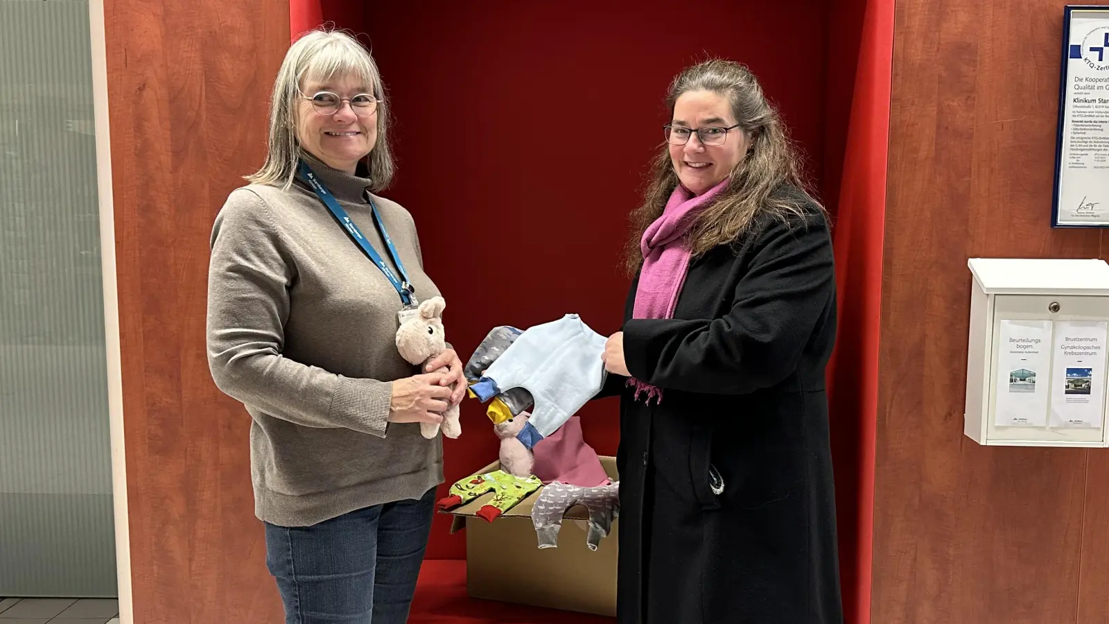 Sabine Schmidt (links) von der Harl.e.kin-Nachsorge in Starnberg nahm freudig die Spende von Maria Kohlauf in Empfang. (Foto: Starnberger Kliniken)