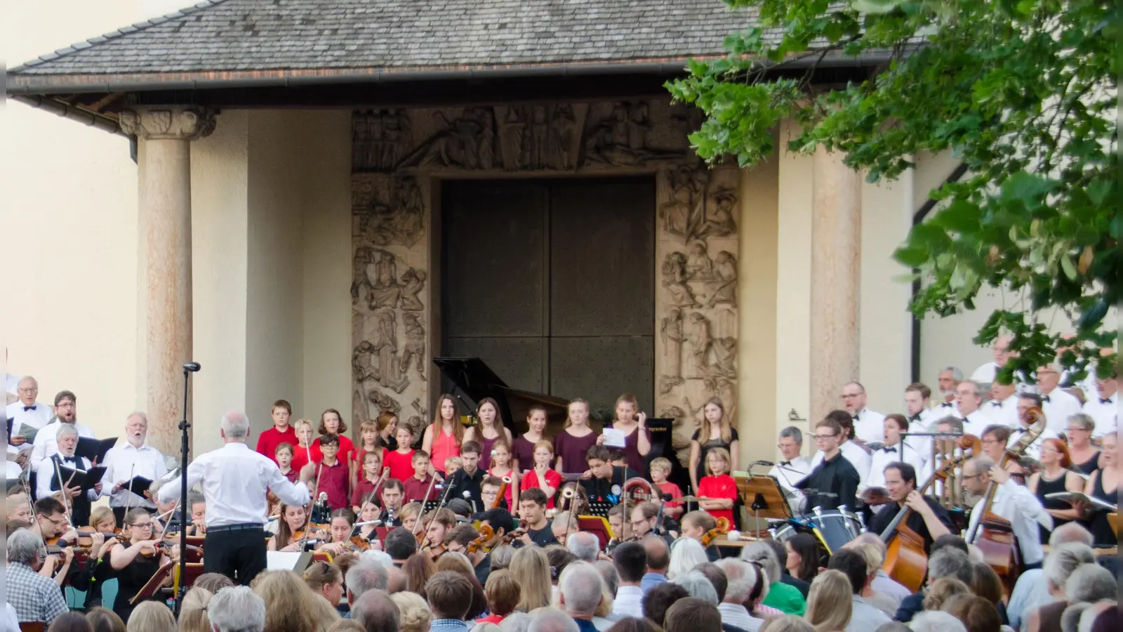 Bereits 2017 und 2019 gab es gut besuchte Open-Air-Konzerte auf dem Kirchplatz von Leiden Christi.  (Foto: Kurt Weigl)