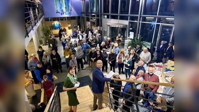 Anne Gürtler vom Kulturförderverein und Bürgermeister Hermann Nafziger bei der Vernissage im Rathausfoyer. (Foto: Ulrike Seiffert)