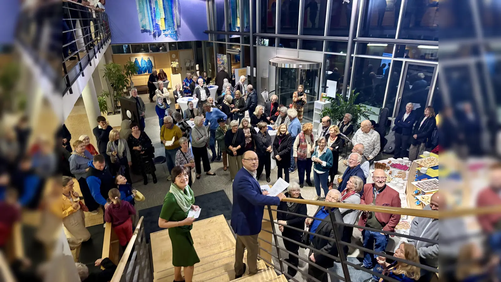 Anne Gürtler vom Kulturförderverein und Bürgermeister Hermann Nafziger bei der Vernissage im Rathausfoyer. (Foto: Ulrike Seiffert)
