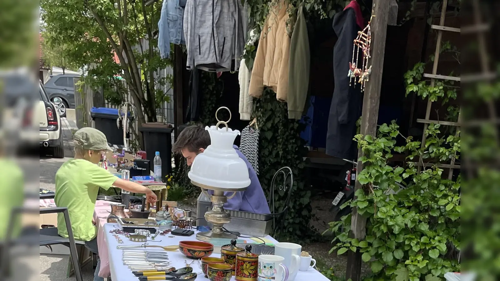 Beim Warten auf Kunden für die Flohmarktschätze ist Zeit für ein kleines Brettspiel. (Foto: pst)