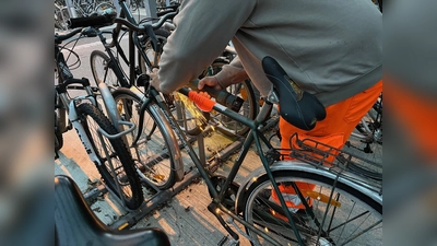 Die in Frage kommenden Räder werden mit einem Aufkleber gekennzeichnet. (Foto: Gemeinde Holzkirchen)