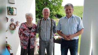 Bürgermeister Stefan Joachimsthaler gratulierte dem Jubilar. Gemeinsam mit Gattin Ursula verbrachten die drei eine Weile auf der Terrasse.  (Foto: Gemeinde Alling)