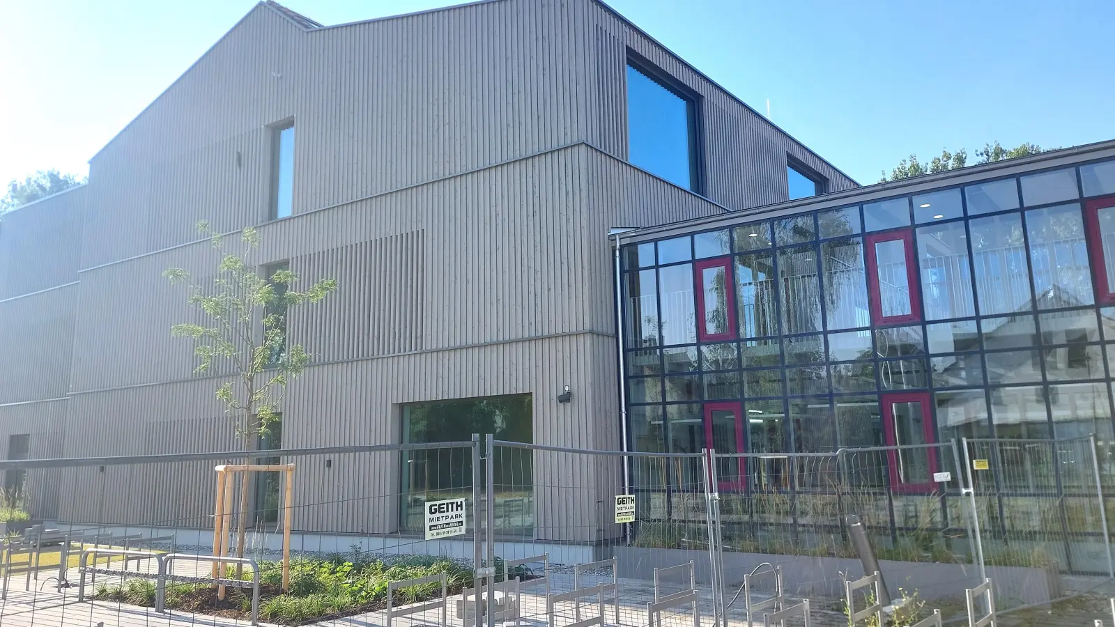 Der Erweiterungsbau wurde in nachhaltiger Holz-Hybrid-Bauweise errichtet. (Foto: bas)