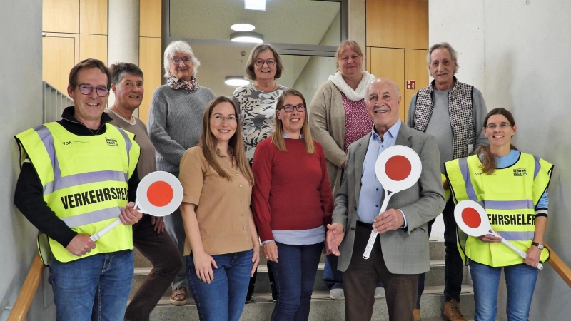 Martin Fink (Zweiter Bürgermeister) und Cornelia Schierz (Koordinatorin Schulweghelfer und Schülerlotsen) bedankten sich bei den Schulweghelferinnen und -helfern. (Foto: Gemeinde Gilching)