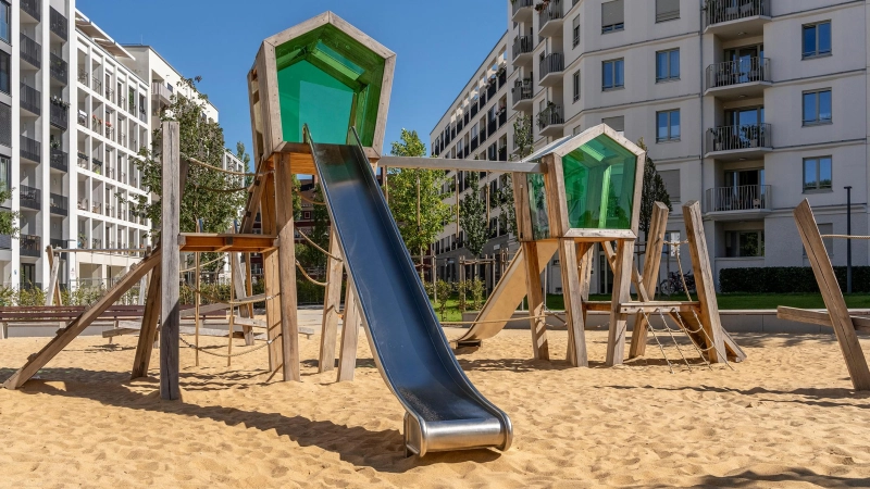 Zu einem großen Neubaugebiet gehört auch ein neuer Spielplatz: Am ehemaligen Paulanergelände hat die Stadt gleich zwei erreichtet; hier der Kletterbereich mit Rutschen in der Regerstraße Nord. (Foto: Edward Beierle)