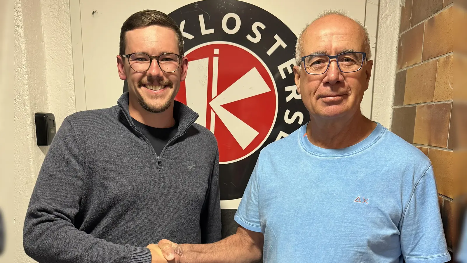 Der neue Sportliche Leiter Marc Kerndl (links) und Max Kreitmaier aus der Führungsmannschaft haben beim EHC Klostersee derzeit viel zu tun. (Foto: smg/EHC)