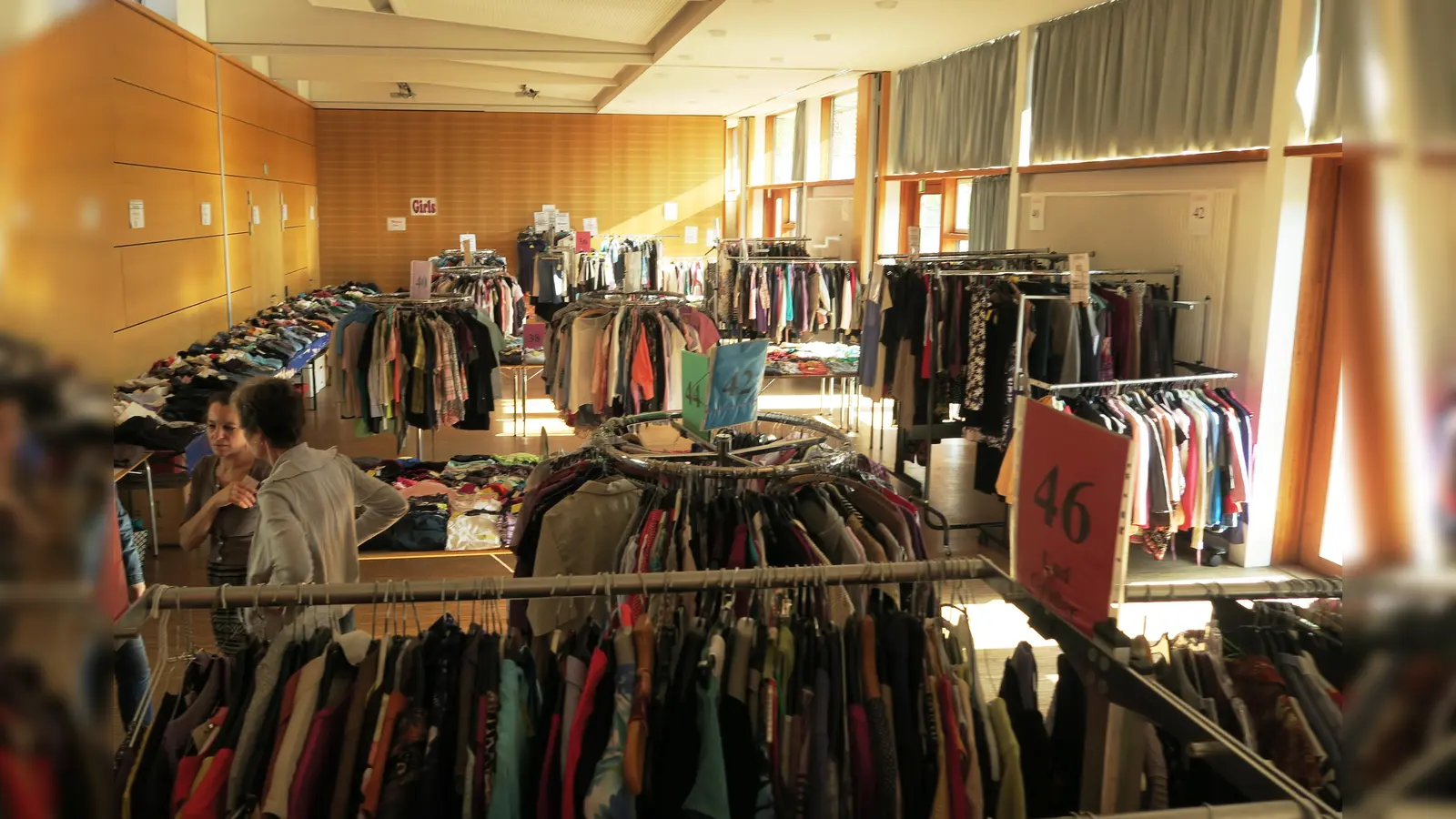 Im katholischen Pfarrzentrum Unterföhring wartet ein Angebot von rund 4000 Artikeln. (Foto: VA)