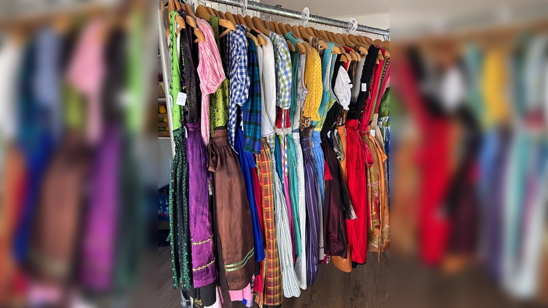 Eine große Auswahl an Dirndl-Mode gibt es derzeit im Allerlei zum reduzierten Preis. (Foto: Welz)
