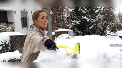 Das Auto soll vollständig von Schnee und Eis befreit werden, bevor man losfährt. Dies dient der Sicherheit. Bei Nichtbeachtung drohen Sanktionen.  (Foto: ADAC/ Simon Katzer)