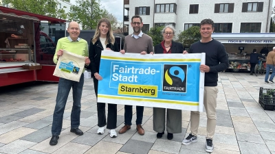 Präsentierten stolz das Banner „Fairtrade-Stadt”: (v.l.): Kai-Niclas Michels (Weltladen), Eileen Kerner (Stadtverwaltung), Patrick Janik (Erster Bürgermeister), Christiane Falk (Dritte Bürgermeisterin) und Christian Fries (Amtsleiter). (Foto: Stadt Starnberg)
