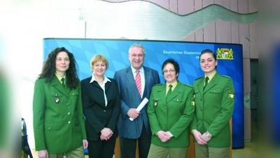 Innenminister Joachim Herrmann (M.) mit Polizeioberrätin Kerstin Schaller, Kriminaloberkomissarin Alexandra Lindner, Polizeihauptmeisterin Anke Hagel-Burgstaller und Polizeioberwachtmeisterin Sabine Schlamp. (v.l.). (Foto: as)