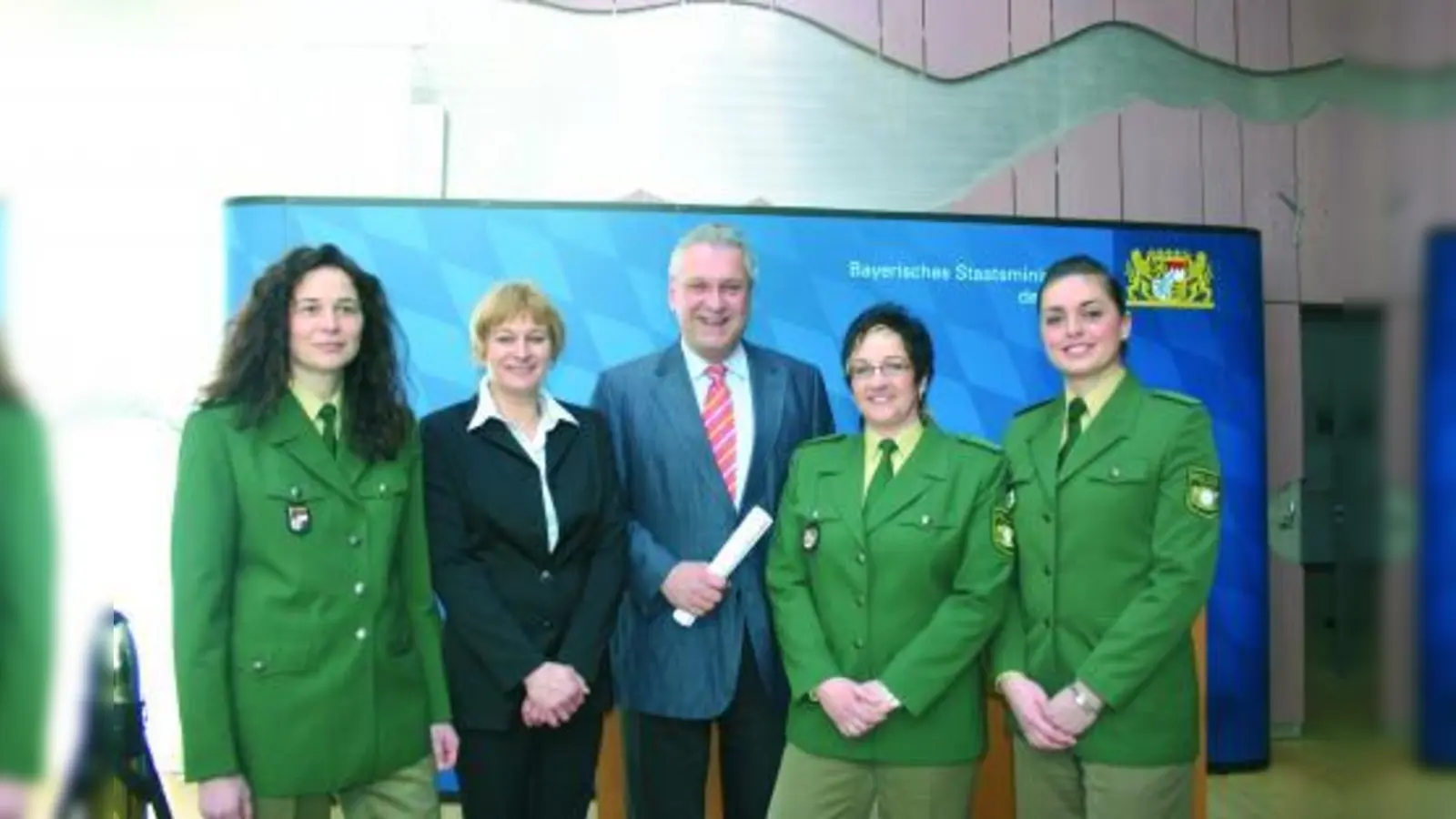 Innenminister Joachim Herrmann (M.) mit Polizeioberrätin Kerstin Schaller, Kriminaloberkomissarin Alexandra Lindner, Polizeihauptmeisterin Anke Hagel-Burgstaller und Polizeioberwachtmeisterin Sabine Schlamp. (v.l.). (Foto: as)