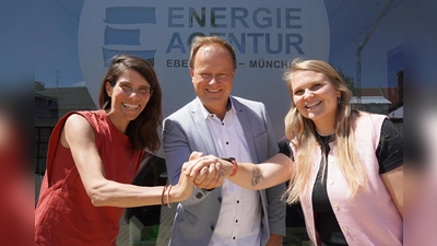  Danijela Marin, Landrat Robert Niedergesäß und Lisa Niedermaier (v.l.n.r.) besiegeln die Wette. (Foto: EA EBE-M)
