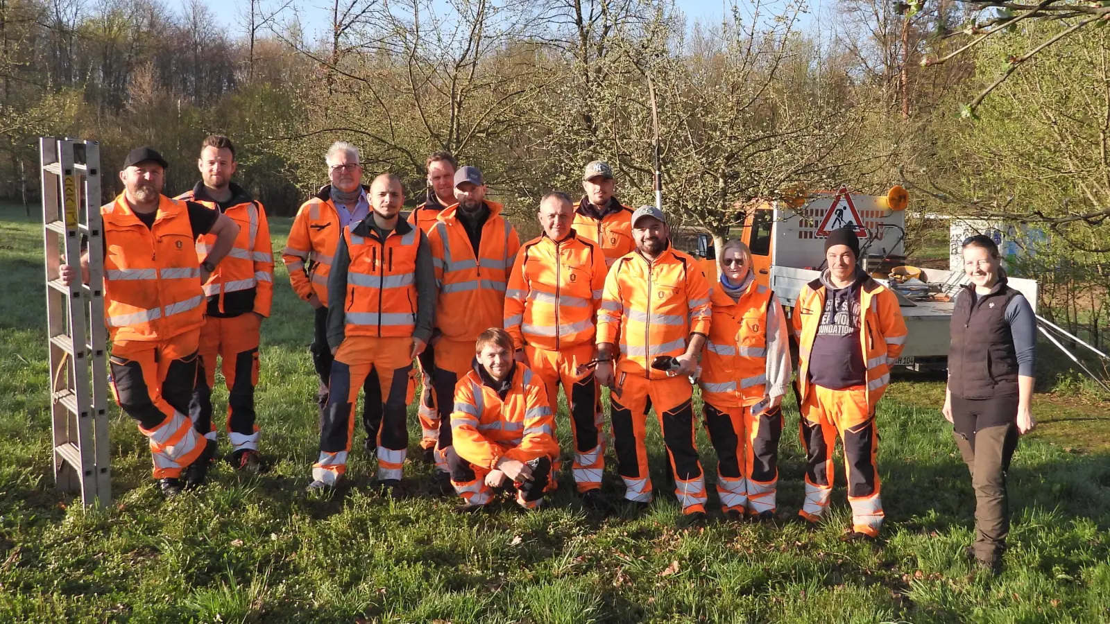 Trafen sich zum Obstbaumschnittkurs: Christine Eicher (r.) sowie Bauhofmitarbeiterinnen und -mitarbeiter. (Foto: Gemeinde Gilching)