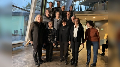 Die Mitglieder des Bezirksausschusses 22 , Vertreter und Betreute der „Helfenden Hände” haben sich zu einer Gedenkveranstaltung zusammen gefunden.  (Foto: pst)