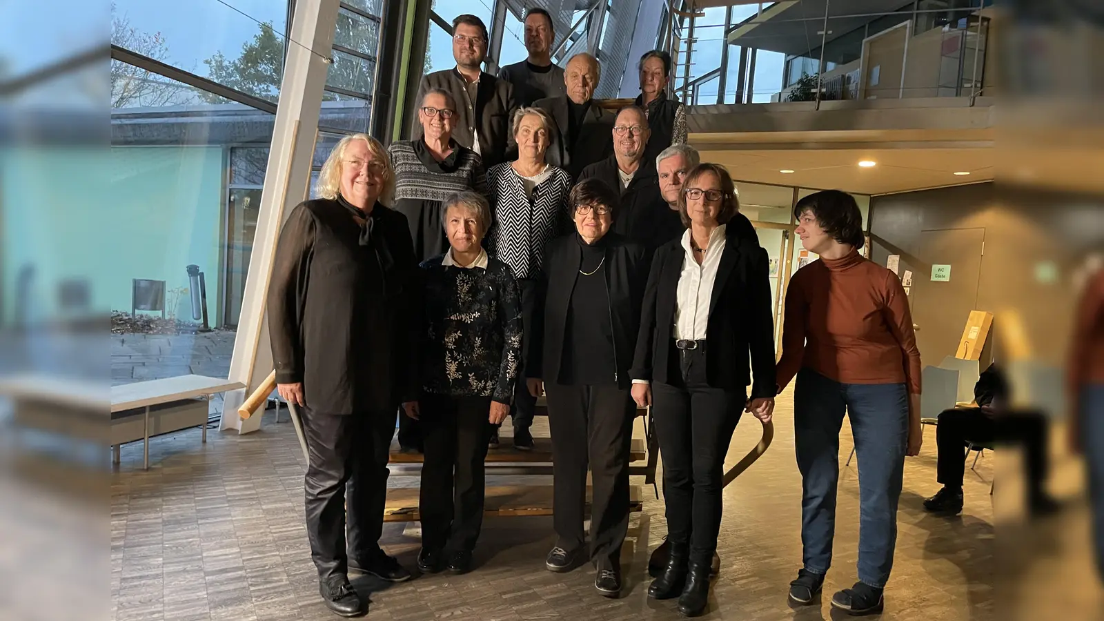 Die Mitglieder des Bezirksausschusses 22 , Vertreter und Betreute der „Helfenden Hände” haben sich zu einer Gedenkveranstaltung zusammen gefunden.  (Foto: pst)