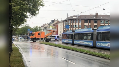 Grünwalder Stadion: Oberleitungsschaden durch Polizei.  (Foto: Alfons Seeler)