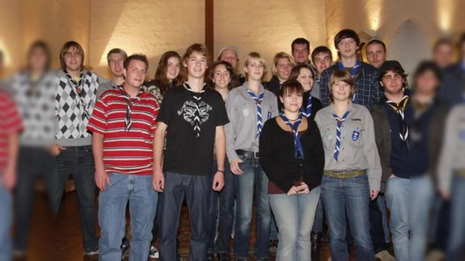 Über die gelungene Feier anlässlich des Jubiläums freuten sich alle Gruppenleiter, darunter auch das derzeitige Führungsteam mit Lisa Lammarsch (Dritte von rechts), Thomas Walther (dahinter) und Donata Marwege (Achte von links) sowie „Praktikant“ Stefan Scheich (Fünfter von links), derzeit verantwortlich für den wöchentlichen offenen Treff „Teestube“. (Foto: Eva Schraft)