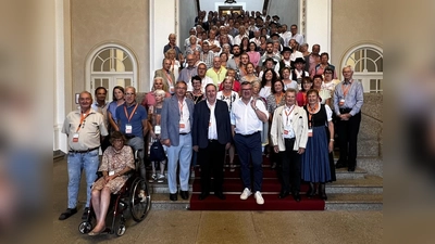 MdlL Josef Schmid (vorne) empfing die Besucher im Landtag und tauschte sich intensiv mit ihnen aus. (Foto: CSU)