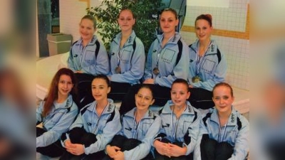 Erfolgreiche Eintracht-Nixen (v. rechts). Hinten: Elisabeth Kraus, Tina und Eva Sick, Christine Böhm. Vorne: Julia Glonner, Vanessa Piller, Katharina Brunner, Madeleine Eisenmann und Ricarda Trapp. (Foto: pi)