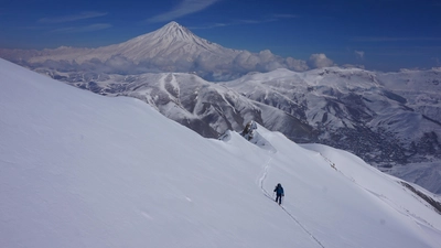 Unterwegs im Iran mit der imposanten Damavand (5.610m) im Hintergrund.  (Foto: Marcus Rau)
