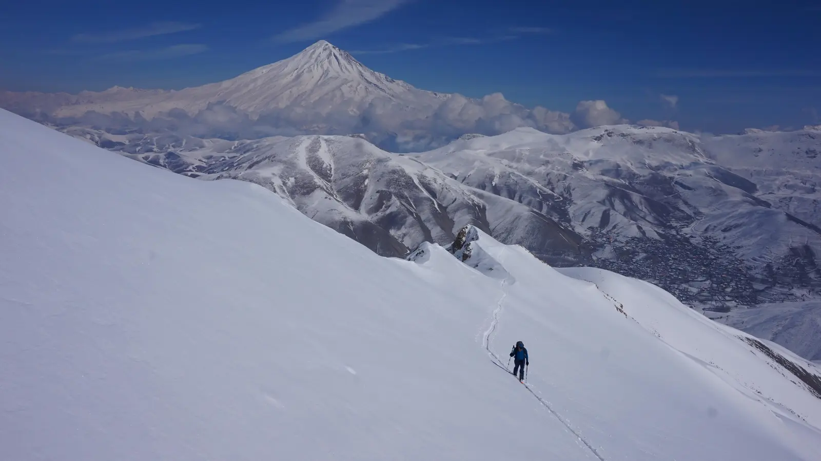 Unterwegs im Iran mit der imposanten Damavand (5.610m) im Hintergrund.  (Foto: Marcus Rau)