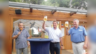 Jubiläumsfeier 40 Jahre SSV Landsham Vorstand Michael Klaß, 2. Bürgermeister Roland Frick, 1. Bürgermeister Georg Rittler. 	 (Foto: privat)